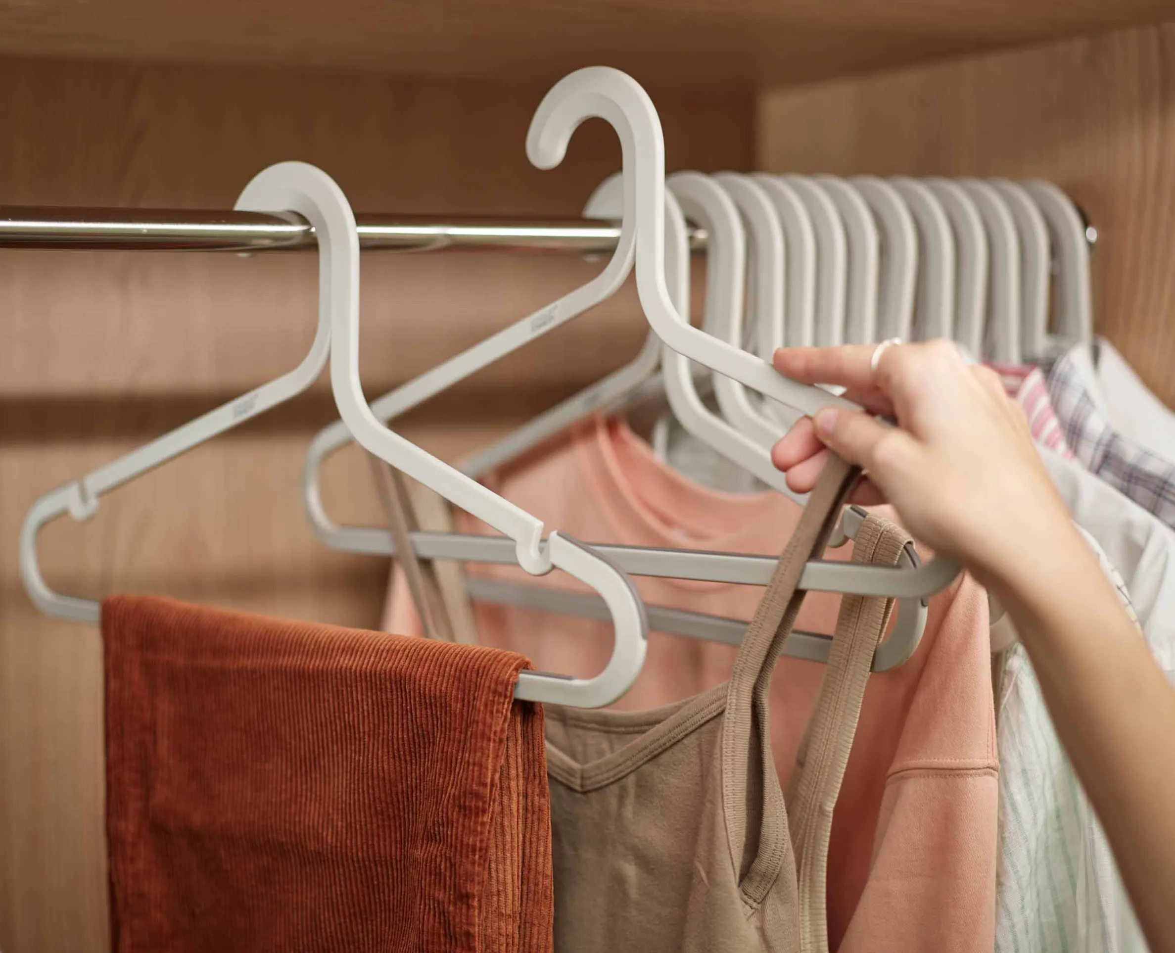 Orderly™ Set of 5 Anti-tangle Ecru Clothes Hangers